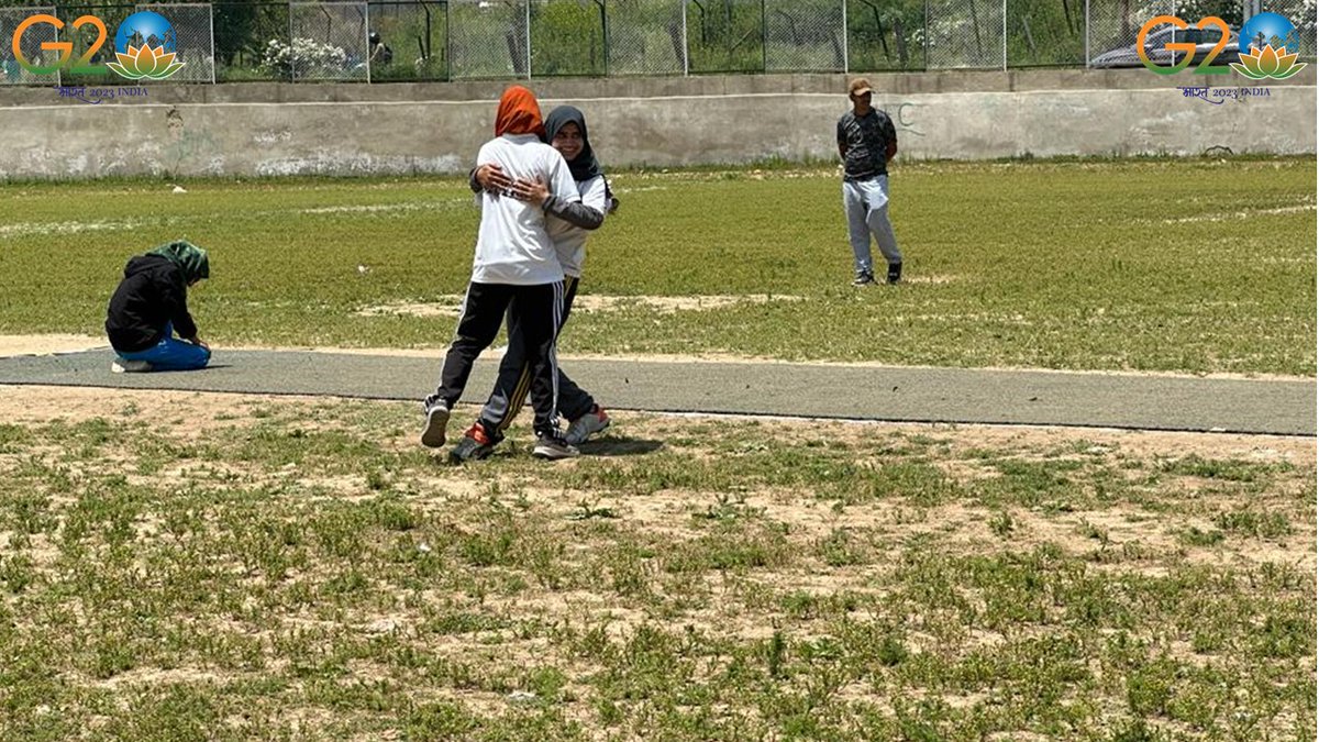 FatimaD75261608's tweet photo. . "As the North Kashmir Women's Premier League semi-finals unfold, let's celebrate the immense talent and resilience of these amazing cricketers. May the best team win! #NKWPL #SemiFinals" #Kashmir #IndianArmy #Womencricket #Valleycricket @RadioChinar @ChinarcorpsIA https://t.co/edzVkQTeo8