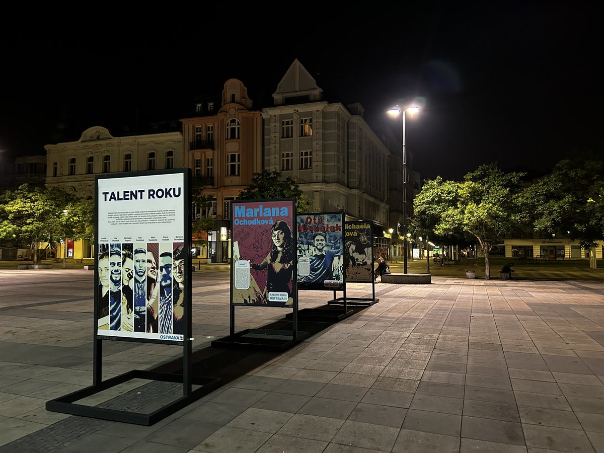 AHoffmannova's tweet photo. Letošní talenti už visí na Masarykově náměstí. Přijďte si něco málo přečíst o jejich inspirativních životních příbězích a omrknout opravdu povedenou výstavu🖤 https://t.co/oKnbvKnPF5