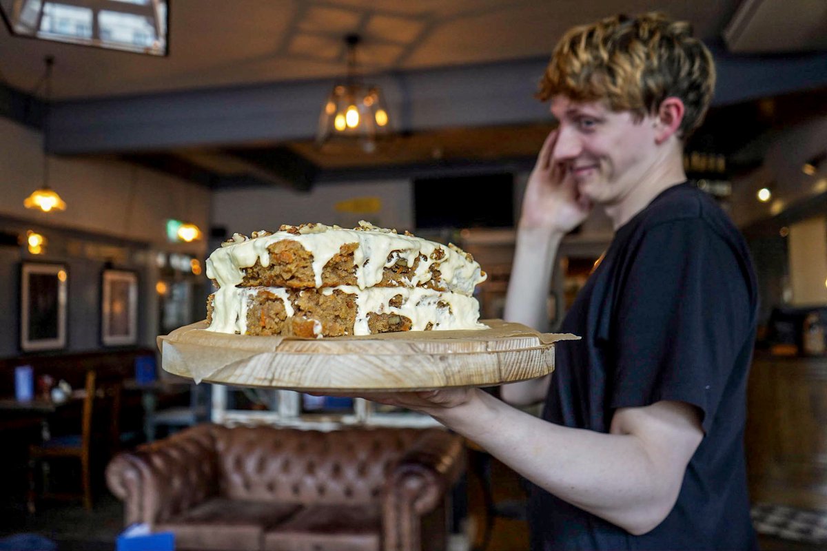 Brewers_Inn's tweet image. Find someone who looks at you the way Will looks at our freshly baked cakes. #LoveAtFirstSlice 
@YoungsPubs