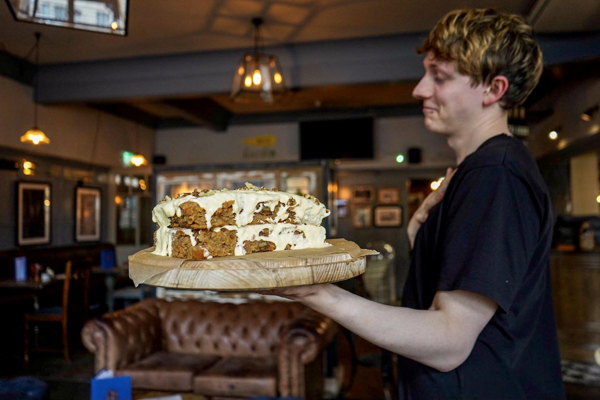 Brewers_Inn's tweet image. Find someone who looks at you the way Will looks at our freshly baked cakes. #LoveAtFirstSlice 
@YoungsPubs