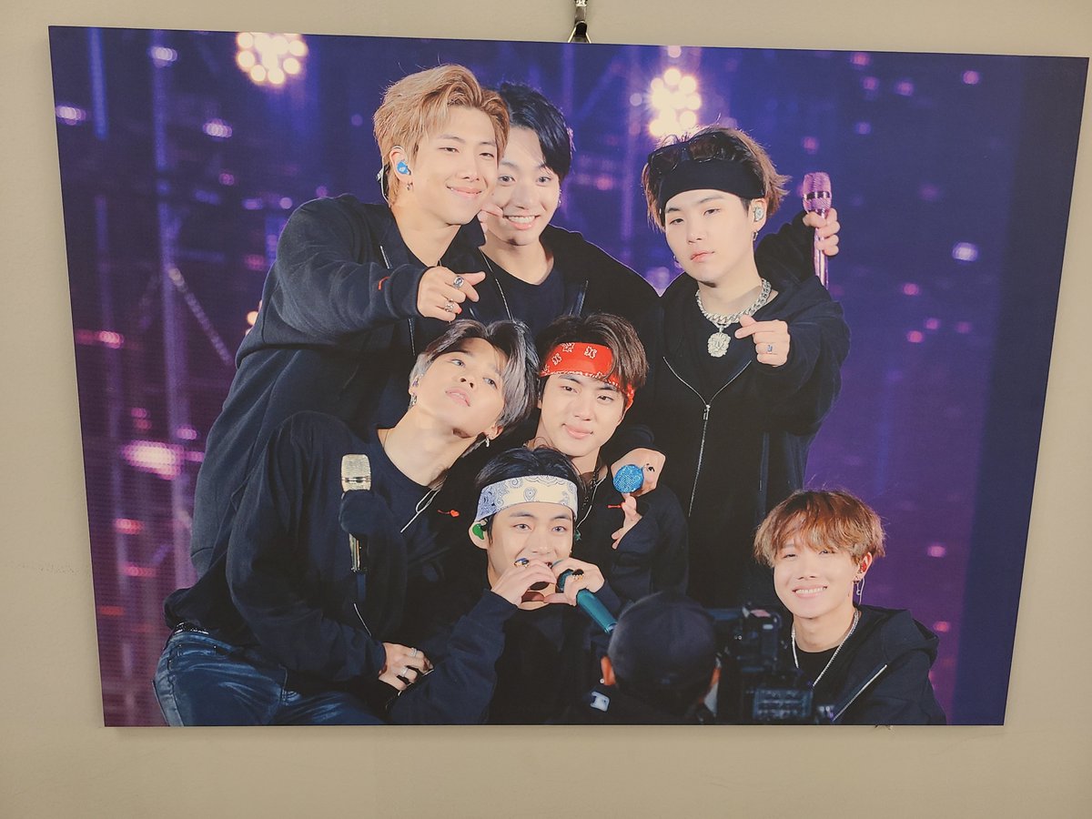 Moonlove7ing's tweet photo. 그리고, 예상하지 못하고 만난 단체 사진 😭
역시 방탄은 7명이 함께면 더욱 빛나고 이쁘지 ✨️✨️
선착에 성공 ✌️ 해서 받은 전시회 포토북과
셉템버님께서 나눔해주신 정구기 10주년 굿즈까지 💜
즐거운 시간 만들어주셔서 감사합니다 🫶

@Zero_oclockbts
#0시에만나요 #보컬라인전시회 https://t.co/3UJgg9B0xb