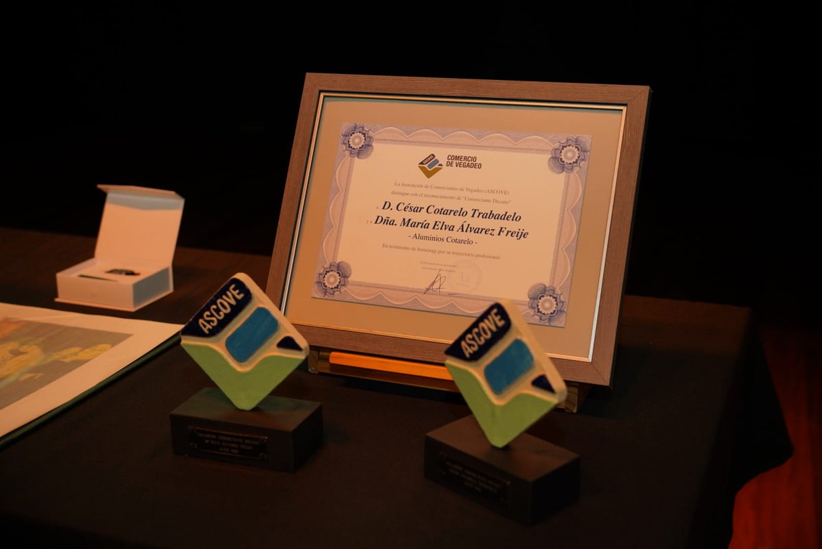 🙋‍♀️Ayer, en el marco de la #FeriaMuestrasVegadeo, se realizó un bonito acto de homenaje al "Comerciante Decano".  César Cotarelo y María Elva Álvarez de “Aluminios Cotarelo” fueron los homenajeados.👏👏👏
Organiza <a href="/AscoveVegadeo/">Asociación de Comerciantes de Vegadeo (ASCOVE)</a>. #AsFerias58 #ComercioVegadeo #VegadeoSeMuestra