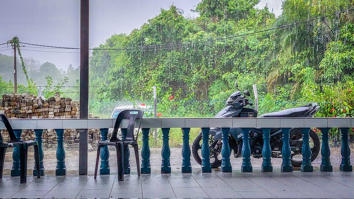terangmalam_'s tweet photo. Betapa lemah manusia. Baru hujan sudah bertempiaran mencari tempat lindungan. https://t.co/x6XNXWD2nD