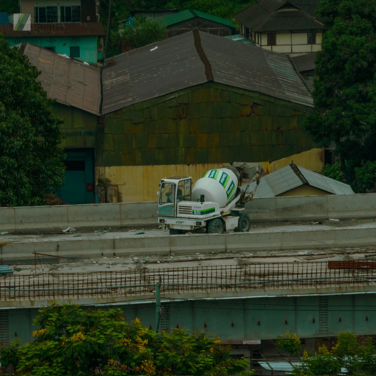 SchwingIndia's tweet image. Transcending barriers and crafting a seamless path to progress with one innovative pour at a time powered by our #SelfLoadingMixer that takes center stage above the iconic four lane Maligaon Flyover, spanning a length of 2630 meters and a width of 16.6 meters to defying #traffic…