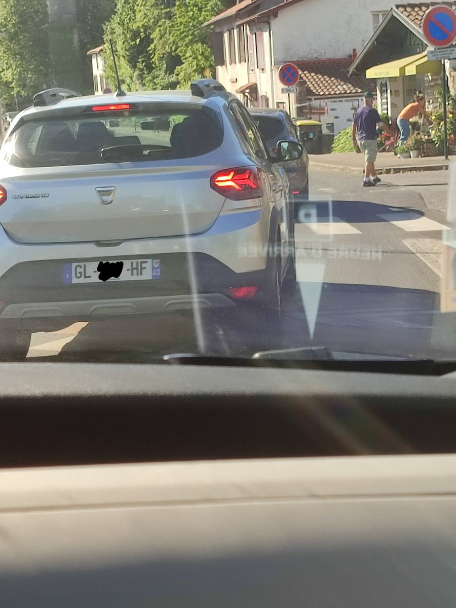 Le voiture d'en face qui me donne de la force sur la route du Pantheon