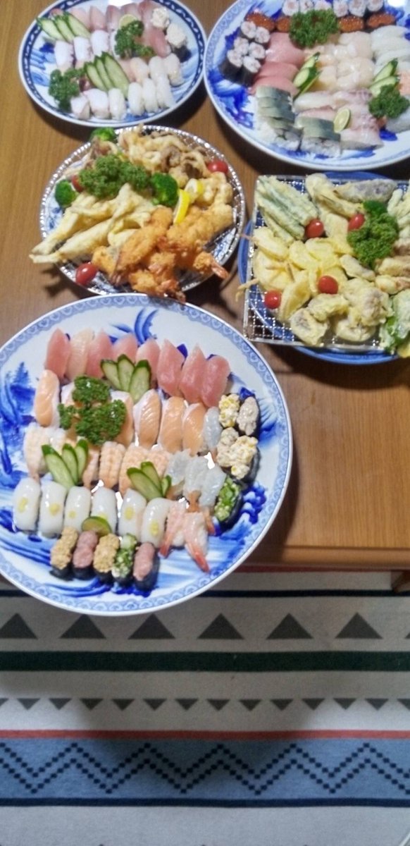 今日の晩ごはんは、はま寿司にぎりと天ぷらの豪華盛り合わせです。いただきます！！

#晩ごはん
#はま寿司
#天ぷら