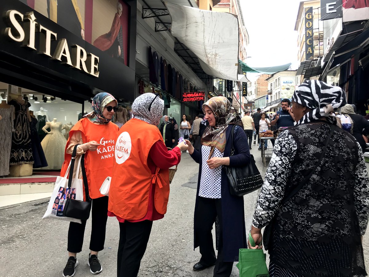 kademankara's tweet photo. Dünya Çevre Günü münasebetiyle çevre bilincine katkı sağlamak ve farkındalık oluşturmak amacıyla Genç KADEM Ankara gönüllülerimizle tohum dağıtarak sahalardaydık 🤩

#DünyaÇevreGünü kutlu olsun.🌍🍀 https://t.co/KZg3GxR95a