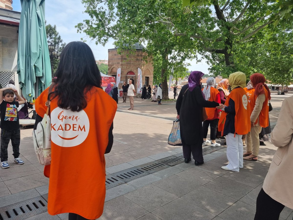 kademankara's tweet photo. Dünya Çevre Günü münasebetiyle çevre bilincine katkı sağlamak ve farkındalık oluşturmak amacıyla Genç KADEM Ankara gönüllülerimizle tohum dağıtarak sahalardaydık 🤩

#DünyaÇevreGünü kutlu olsun.🌍🍀 https://t.co/KZg3GxR95a