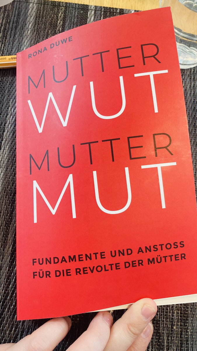 PatzwaldtPetra's tweet photo. Dein Buch ist phantastisch, @ronalyze! Danke!
Ich lese und nicke.
Lese und denke nach.
Lese und untersuche.
Lese und vertiefe mich noch mehr…
Wir brauchen Übersetzungen!
Und ja, Führung mit “einer anderen Führungsqualität”!
#Mutterwut
#Mutterwut
#LasstFrauenSprechen ❤️ https://t.co/40F3YVBcd4
