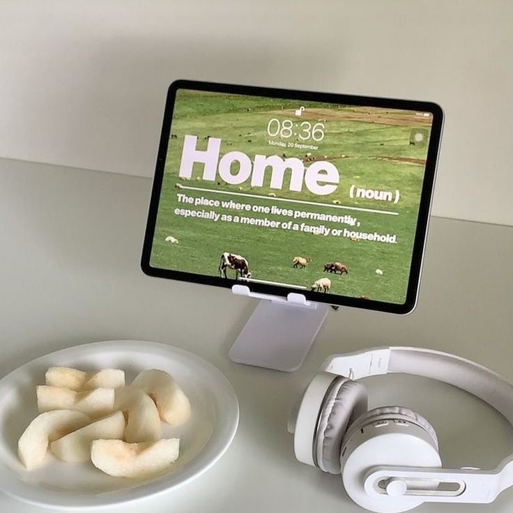 чш-ш... ах, вы уже проснулись?
в таком случае не торопитесь заниматься делами.

ведь, помимо работы и учебы, у вас есть ещё хобби и другие любимые занятия.
и если вы давно не уделяли им время, то сегодня — отличный шанс.

развлекаться тоже надо.
хорошего дня.🖤