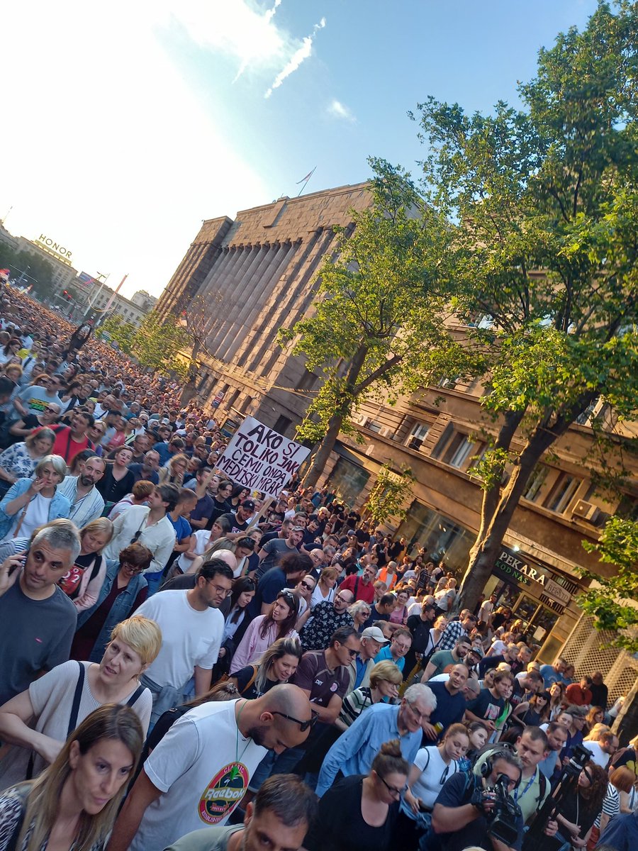 aberdarbb's tweet photo. Stvarno sam mislila da smo manjina. Da su svi kriminalci, zlikovci, ulizice, prostaci, silikonci, zatupljeni, beskičmenjaci. Kad ono... ulice pune kulturnog sveta. Ponosna na Srbiju. #srbijaprotivnasilja #MIiliON https://t.co/h8DJUTho2G