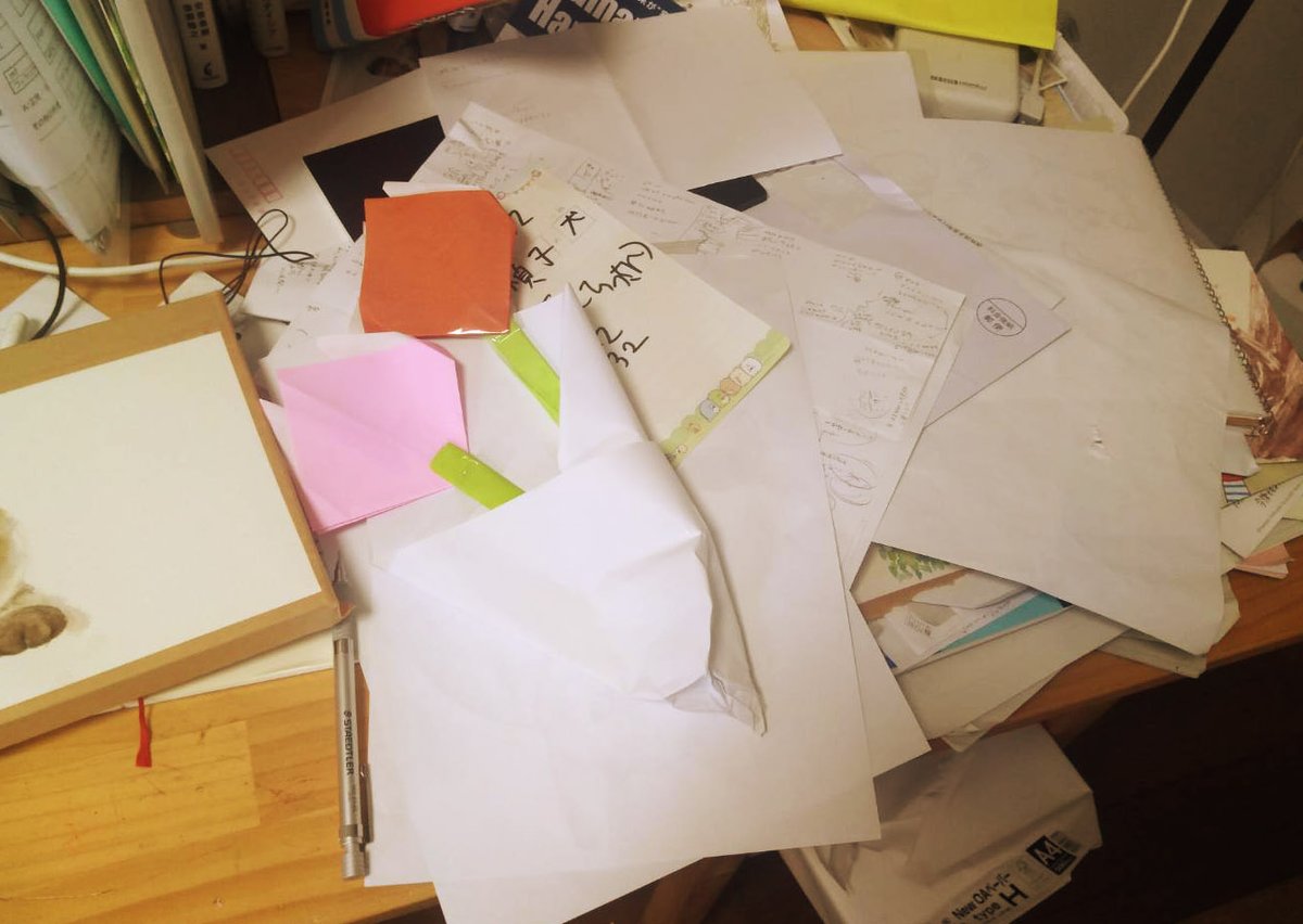 今日という今日は、この机の上を片付けるよ！
（…って宣言したはずなのにもう夕方だね？あれれ？） https://t.co/T8mdUE3TDO