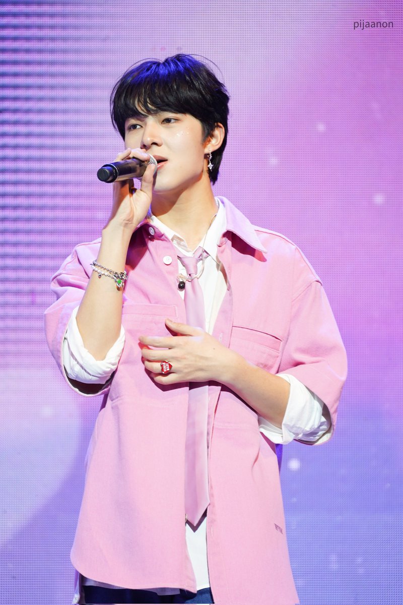 pijaanon's tweet photo. หล่อสุบๆ 😼

#CutiePie2YouFMInKorea
#ZeeNuNew
#NuNew https://t.co/6jexqOz19C