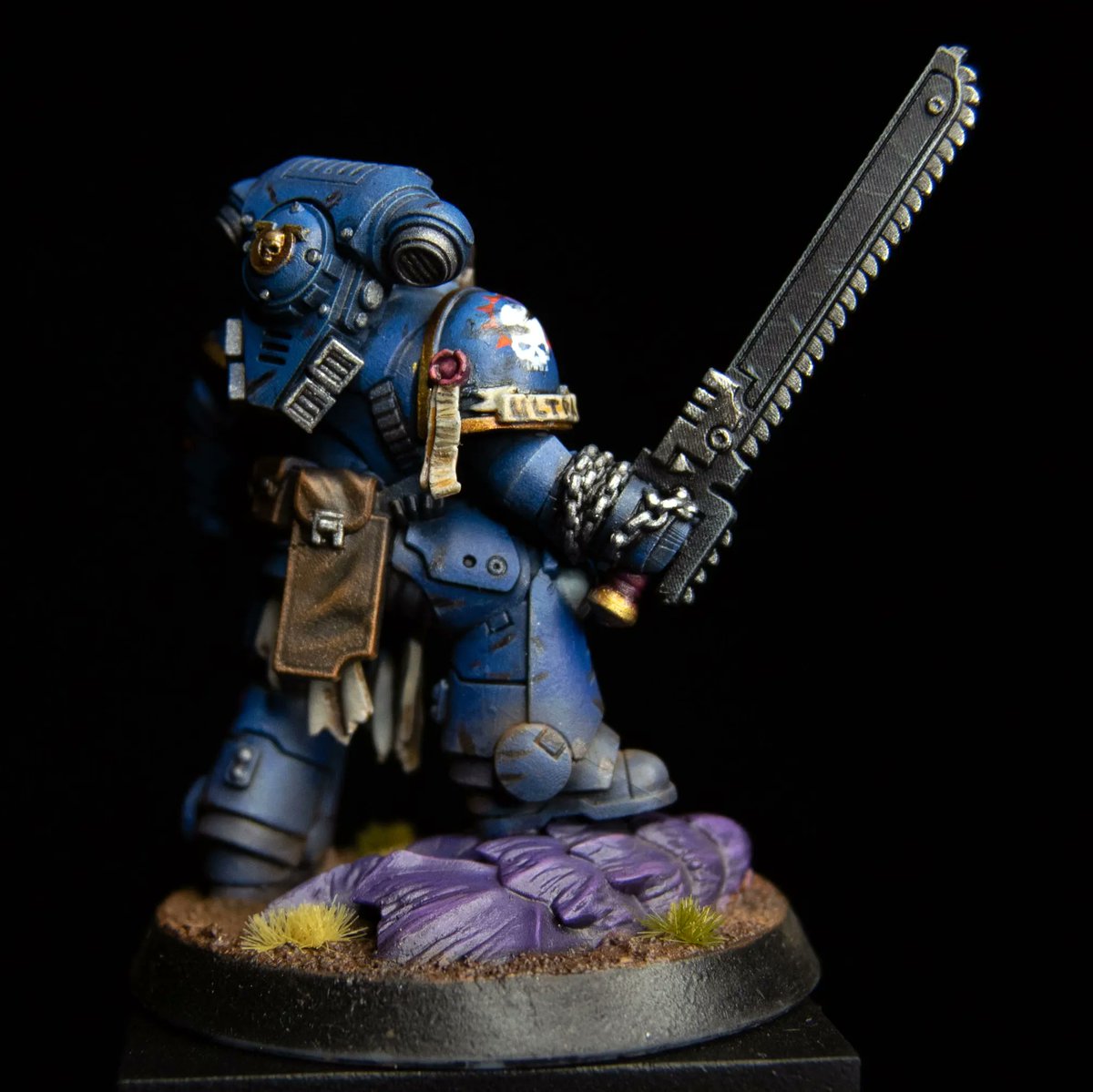 I have finished Lt. Titus. Pretty happy with how he turned out, although I went a bit overboard with the scratches.

#ultramarines #marchformacragge #spacemarines #spacemarine2 #40k #warhammer40k #paintingwarhammer40k #minipainting #lttitus
