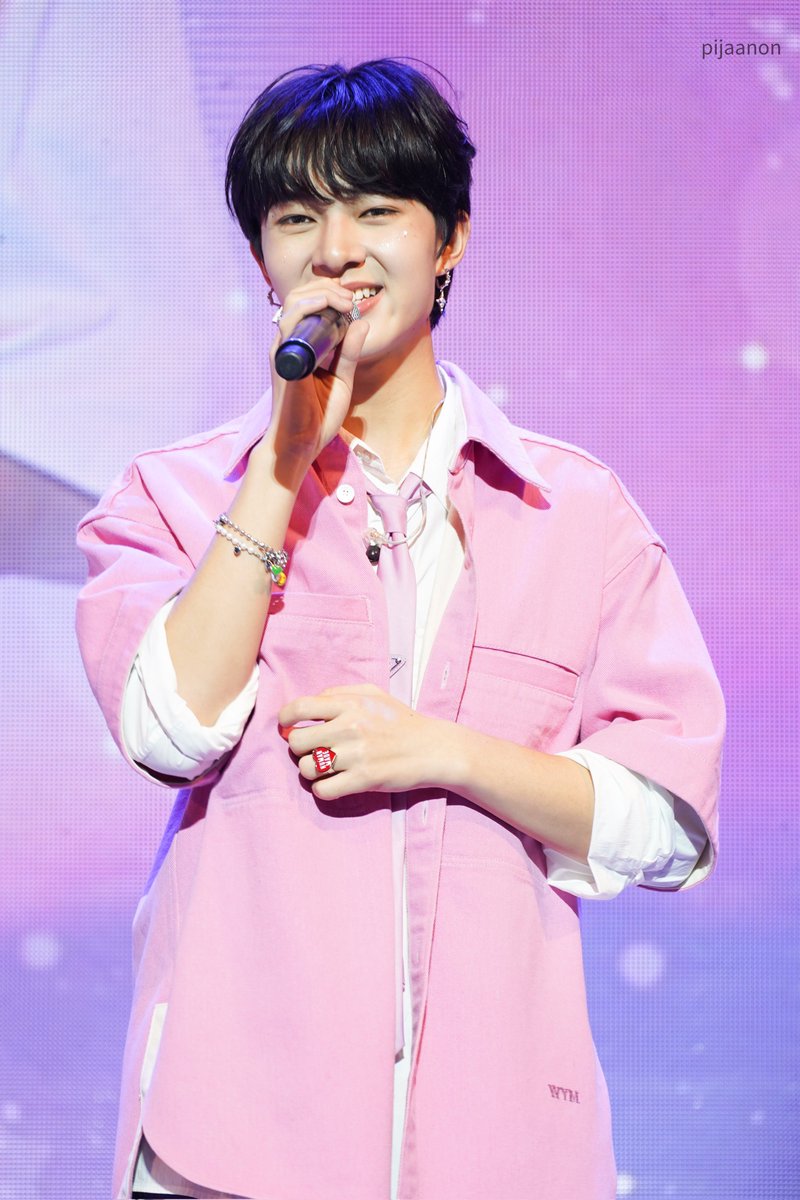 pijaanon's tweet photo. หล่อสุบๆ 😼

#CutiePie2YouFMInKorea
#ZeeNuNew
#NuNew https://t.co/6jexqOz19C