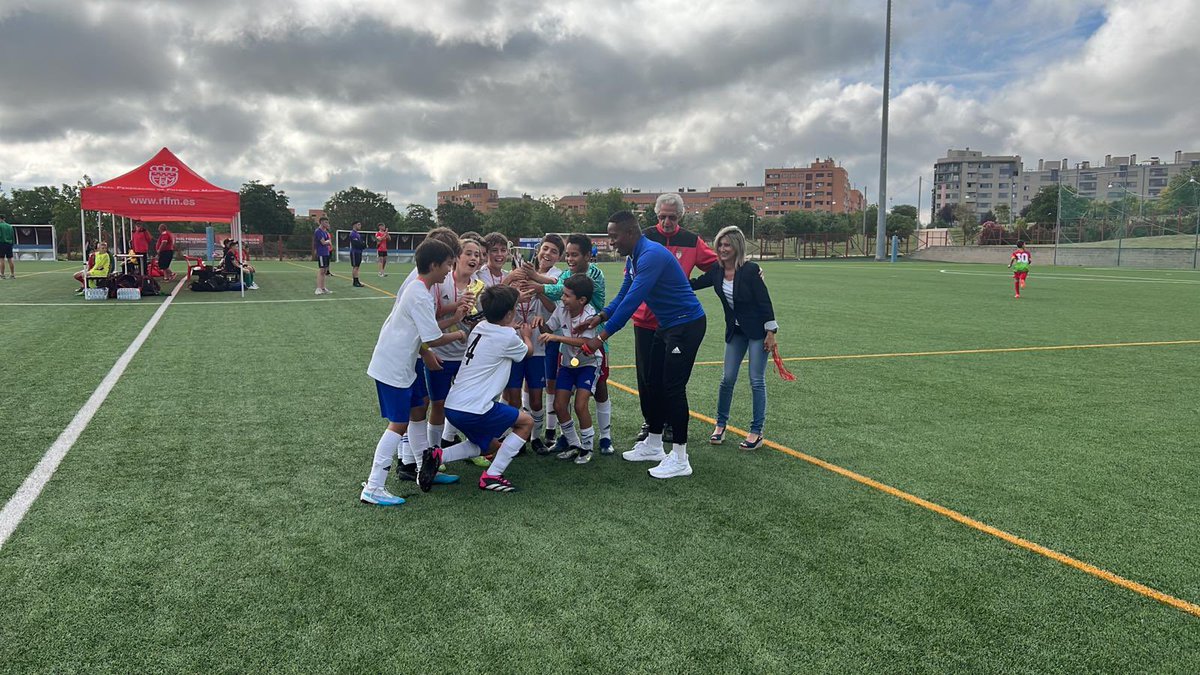 🏆 Torneo de Campeones Fútbol 7 

La vicepresidenta de Asuntos Sociales, Tina Godoy, entrega los trofeos a los campeones en la sede de Valdebernardo

#FutbolFormativo | #Campeones2023