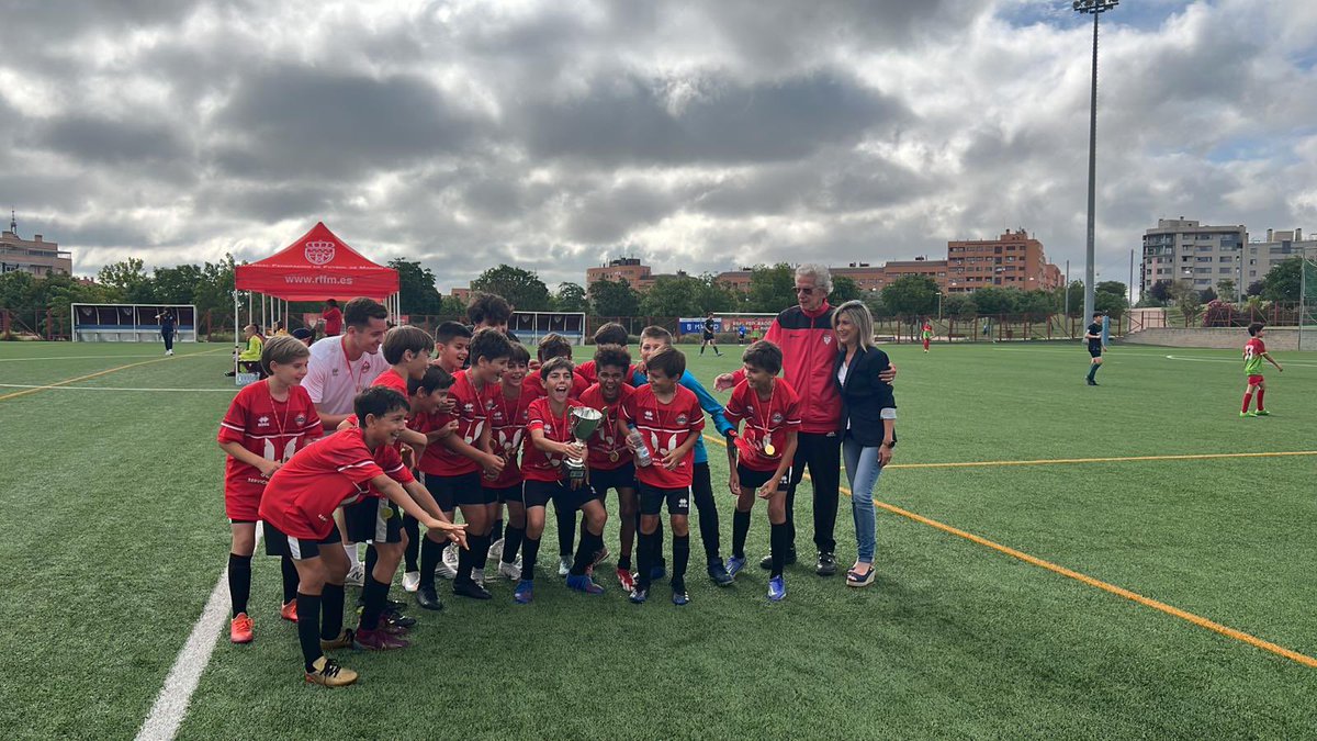 RFFM_oficial's tweet photo. 🏆 Torneo de Campeones Fútbol 7 

La vicepresidenta de Asuntos Sociales, Tina Godoy, entrega los trofeos a los campeones en la sede de Valdebernardo

#FutbolFormativo | #Campeones2023 https://t.co/zwz5j8tMF5