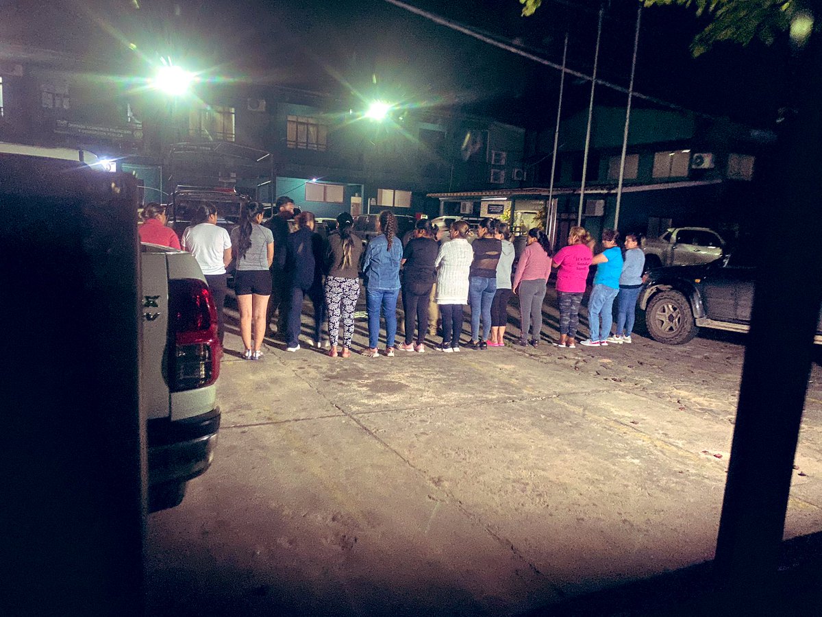 jorgevaldaza's tweet photo. 5 HORAS DE PIE: ES TRATO CRUEL. maltratadas x la #brutalidadpolicial, ninguna de ellas agresoras. 
desfile identificativo de 7 pm a 3:30 am 10/6/23 INDIGNANTE‼️
1️⃣3️⃣ #VALEROSASCRUCEÑAS, DIGNAS D ADMIRACIÓN Y RESPETO🙏🏽#DIOSNOSACOMPAÑA #DespiertaBolivia @GHRL_ORG @CIDH @apdhbol https://t.co/4PUJkLWwl0