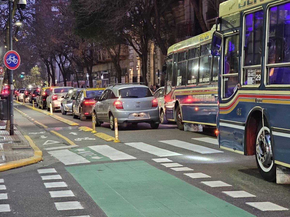 kohantoys's tweet photo. Si esta imagen te molesta, es exactamente la idea.
La función de las bicisendas es hacerte sentir un pel*otudo al estar atascado con el auto por hacer 20 cuadras teniendo un carril completamente libres.
.
El embotellamiento es el costo de usar el auto. Y esta subiendo. https://t.co/jeZv3aS1Eq