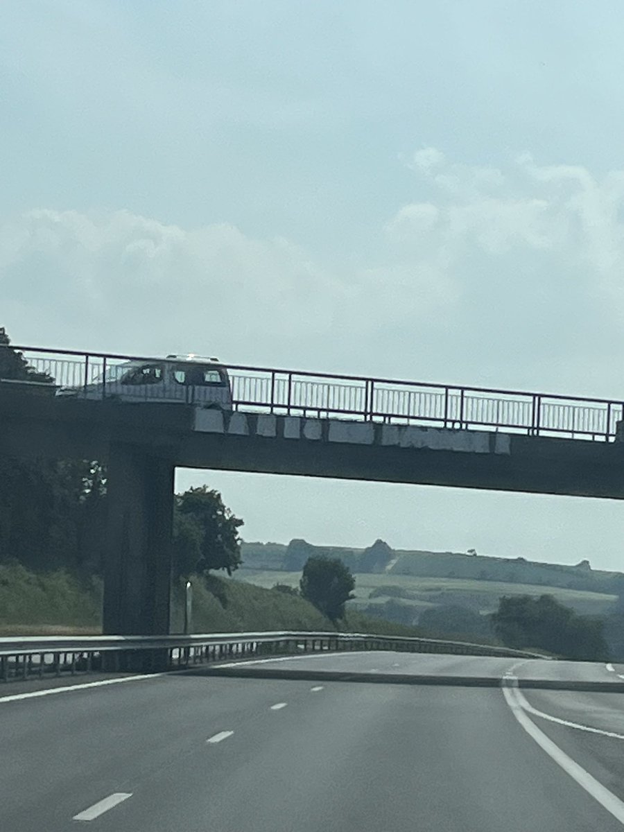 zan_mcht's tweet photo. En Bretagne, la répression et la censure continue.
Qui est-ce que cela dérange que les ponts soient tagés de slogans antifascistes, féministes, antimacronistes ou écologistes ?
Cela dérange nos élus locaux qui, eux aussi, bafouillent nos droits.
Laissez nous exprimer notre colère https://t.co/SS27MjbgSs