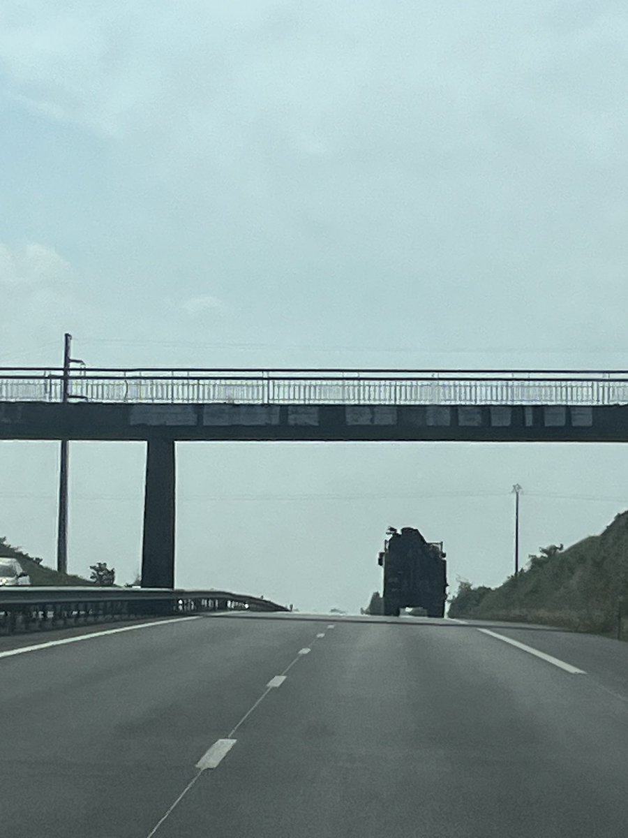 zan_mcht's tweet photo. En Bretagne, la répression et la censure continue.
Qui est-ce que cela dérange que les ponts soient tagés de slogans antifascistes, féministes, antimacronistes ou écologistes ?
Cela dérange nos élus locaux qui, eux aussi, bafouillent nos droits.
Laissez nous exprimer notre colère https://t.co/SS27MjbgSs