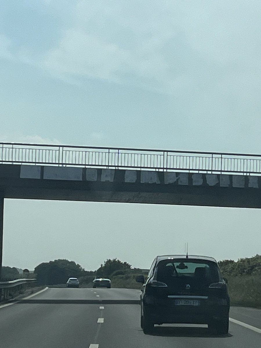 zan_mcht's tweet photo. En Bretagne, la répression et la censure continue.
Qui est-ce que cela dérange que les ponts soient tagés de slogans antifascistes, féministes, antimacronistes ou écologistes ?
Cela dérange nos élus locaux qui, eux aussi, bafouillent nos droits.
Laissez nous exprimer notre colère https://t.co/SS27MjbgSs
