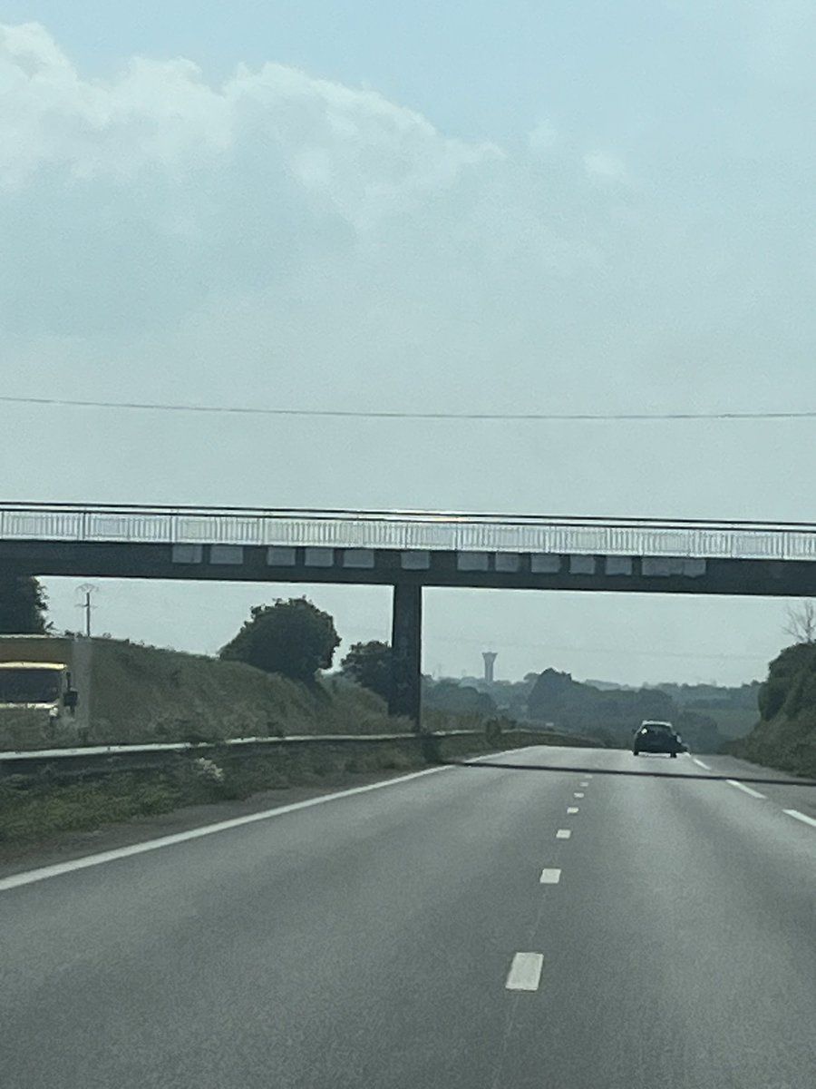 zan_mcht's tweet photo. En Bretagne, la répression et la censure continue.
Qui est-ce que cela dérange que les ponts soient tagés de slogans antifascistes, féministes, antimacronistes ou écologistes ?
Cela dérange nos élus locaux qui, eux aussi, bafouillent nos droits.
Laissez nous exprimer notre colère https://t.co/SS27MjbgSs