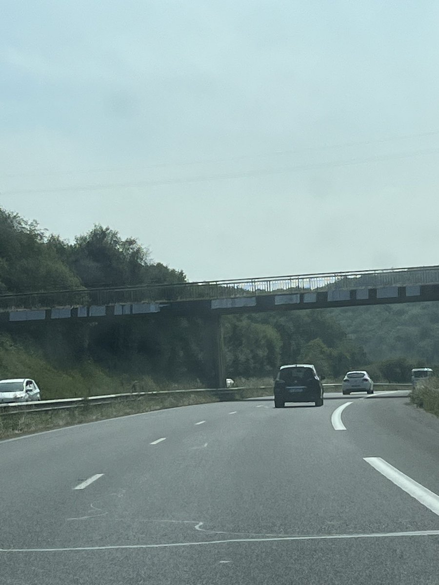 zan_mcht's tweet photo. La grande majorité des ponts tagés de la RN12 ont été censurés par nos élus !
Battons nous !✊🔥 https://t.co/nbWldXBJ3L