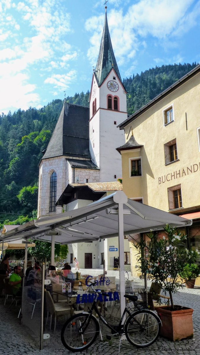 kakelones's tweet photo. El café és a punt a la cafeteria, la bicicleta preparada pel passeig i la torre de l'església catòlica (Pfarrkirche Sankt Virgil) testimoni dels meus dies de descans a #Rattenberg, #Kufstein, #Tirol, #Àustria. 📸 Foto d'Àngels @kakelones #ThePhotoHour #Photography #photooftheday https://t.co/wOvICZGZtc