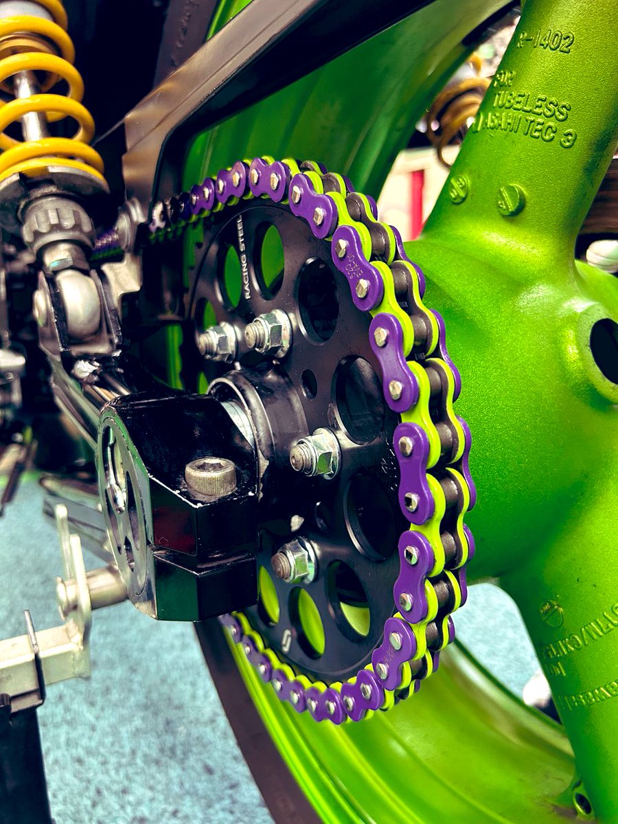 buzz_bikeshop's tweet photo. #bikeshop #buzz #eva
EVA限定ドライブチェーン交換計画
初号機　任務完了😎🧬

ご依頼当初は #evaチェーン 希望のＭ様
但しサイズ違いの為スプロケット交換も
👇🏽
#ZRX1200R #2008y
530→520 #コンバート
#did #eva01 
#スプロケットリア
#SUNSTAR  #RacingSteel
#スプロケットフロント
#SUNSTAR520 https://t.co/nMwfntKBic
