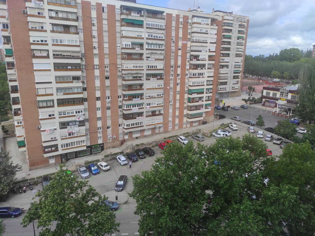 daparedesca's tweet photo. @MADRID , ¿Que sentido tiene instalar en @JMDFuencarral Cantones de  limpieza en núcleos urbanos, pared con pared de las terrazas de Madrileños, reduciendo el espacio público de aparcamiento y generando impacto en ruido, olores y convivencia?. Por favor, pido reflexión. https://t.co/vnY84Sh4Uu