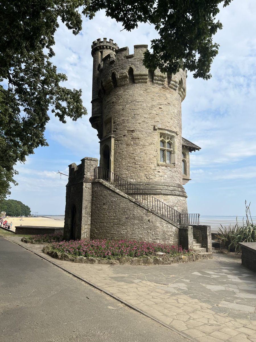 harmonyhelen's tweet photo. Joyful, scenic, quirky, HOT parkrun adventure at @medinaparkrun this morning with @Purple_Quinn &amp; friends. First time on a #hovercraft to #parkrun too. Great to finally visit this gem! #loveparkrun #IsleOfWight #TicketToRyde #FunkyHotMedina https://t.co/oEV2yD6F3s