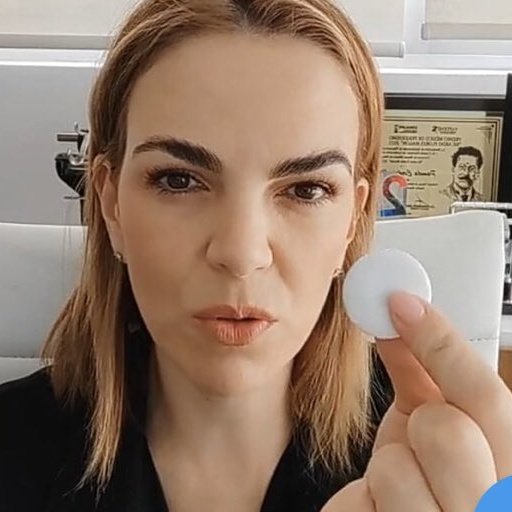 AntiTelevisaMx's tweet photo. Resumen de la "investigación" de Pamela Cerdeira:

- No hay una prueba del día que donó los artículos
- No hay un vídeo de dónde donó los artículos
- No existe prueba del rastreo con fecha de los artículos
- El montaje se basa en su palabra y nada más

¡Cerdeira es una MISERABLE! https://t.co/MsUcGtgcbS