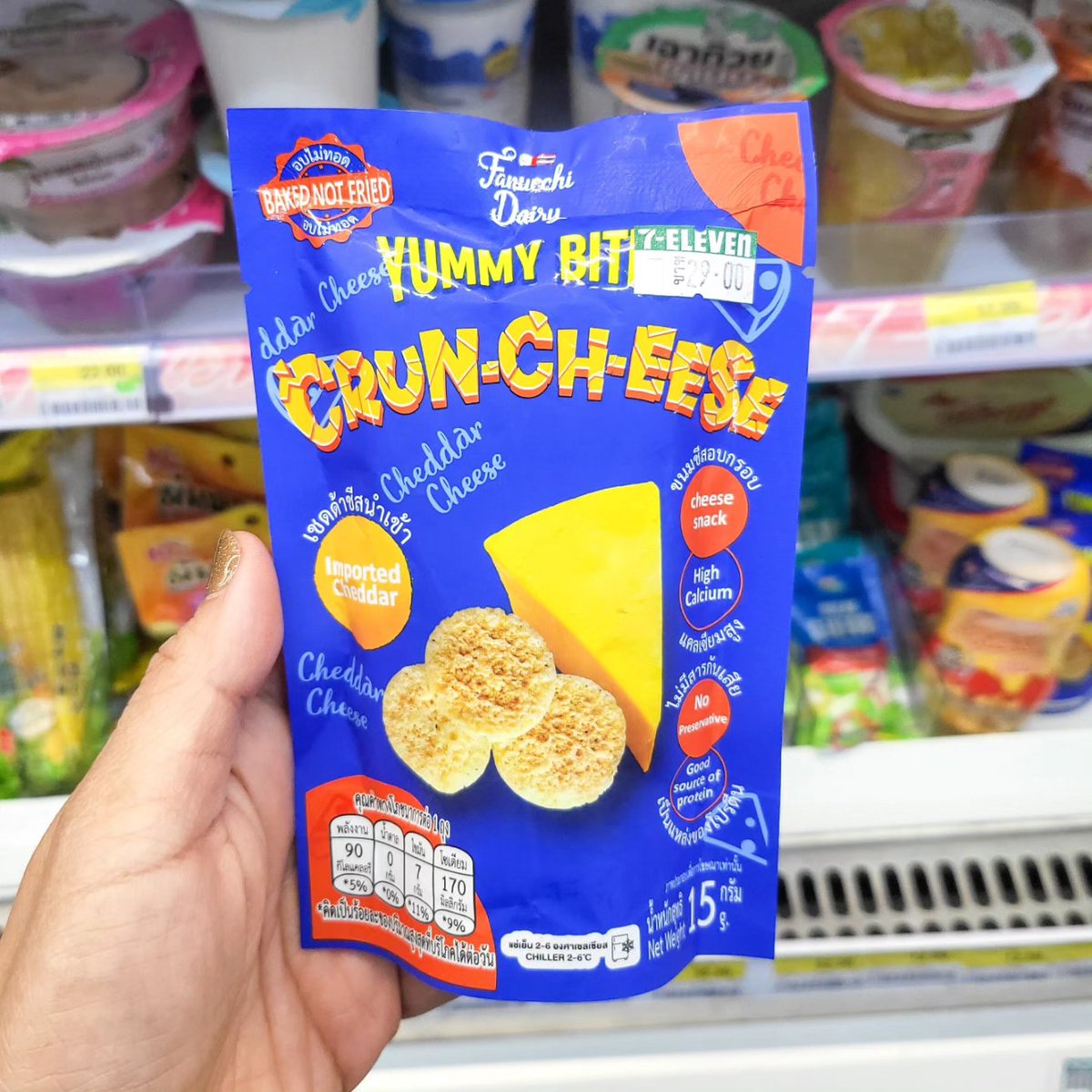 gohanhiwwonpai's tweet photo. #ชีสกรอบ #yummybitescrunchcheese แบรนด์ #fanucchidairy อร่อยสมชื่อจ้า เหมือนกินชีสแบบไปจี่กระทะ แต่เนื้อเบากว่าและไม่มีกลิ่นกระทะ เค็มๆหอมๆกรอบ��� เพลินมาก 29.- มี 6 ชิ้น ขายที่เซเว่นจ้า
#GOHANหิววนไป #cheesesnack #อร่อยบอกต่อ #รีวิวเซเว่น #ขนมออกใหม่ https://t.co/Lsl48OiUMB