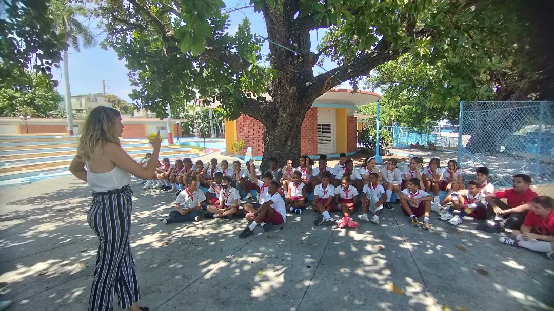 Karla (@karlapicart97) on Twitter photo Cada semana tengo mi momento de escape con los peques de #LaTimba, uno de los barrios en transformación de #LaHabana. Ahí radica el proyecto Para Verte Mejor de la <a href="/fcomUH/">Fac. Comunicación UH</a> que busca desarrollar valores en los niños desde el audiovisual.
.
<a href="/plaza_ujc/">UJC Plaza</a> <a href="/UdeLaHabana/">Universidad de La Habana</a> <a href="/DanhizDP/">Danhiz Díaz Pereira</a> Cada semana tengo mi momento de escape con los peques de #LaTimba, uno de los barrios en transformación de #LaHabana. Ahí radica el proyecto Para Verte Mejor de la <a href="/fcomUH/">Fac. Comunicación UH</a> que busca desarrollar valores en los niños desde el audiovisual.
.
<a href="/plaza_ujc/">UJC Plaza</a> <a href="/UdeLaHabana/">Universidad de La Habana</a> <a href="/DanhizDP/">Danhiz Díaz Pereira</a>