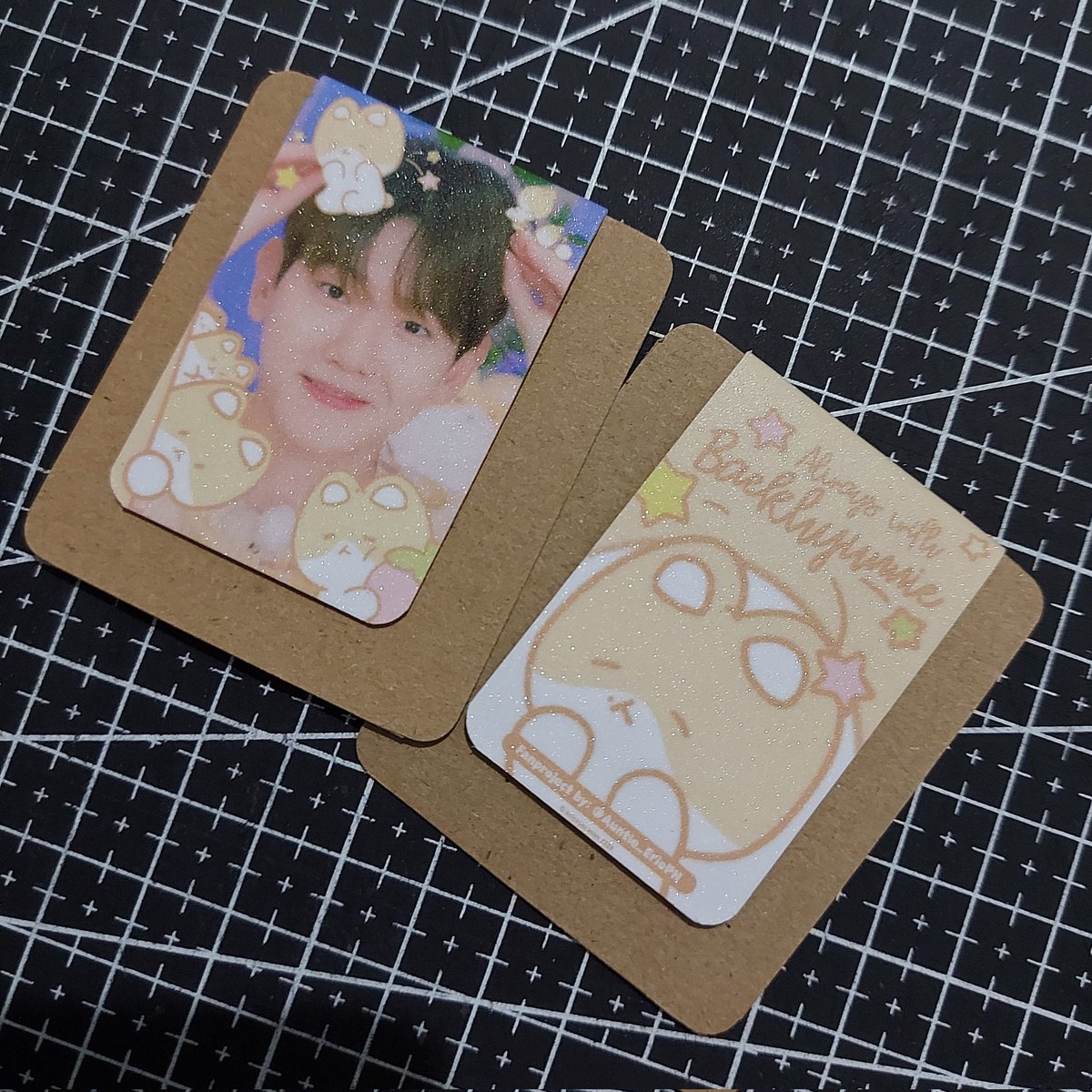 chansoobae_'s tweet photo. Overpass in Manila freebies by aji 🥳🥰💛⚡️
Limited (110 pcs) magnetic, glittered bookmark/s
1:1 only
I’ll randomly give these away to avoid mobbing 😚
See you tomorrow co-eries/ exo-l’s 🧸
#OVERPASSinMNL_Baekhyun #OVERPASS2023
#OVERPASSINMNL #Baekhyun #EXO https://t.co/f4qEAdkJTt