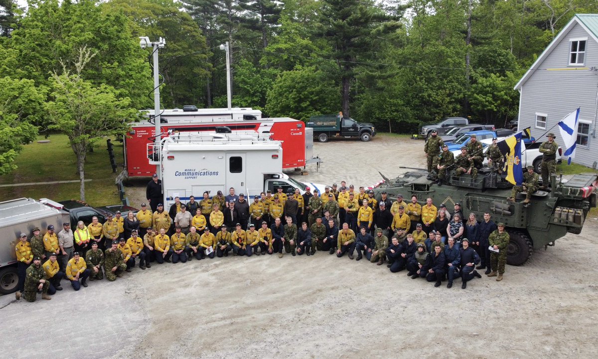 Photo of the outgoing @DNNR heroes and partners who have been fighting this monster fire for 2 weeks. Honoured that they asked @2RCR_ to join them on their last day into the breech.

#NovaScotiaStrong
#ProPatria