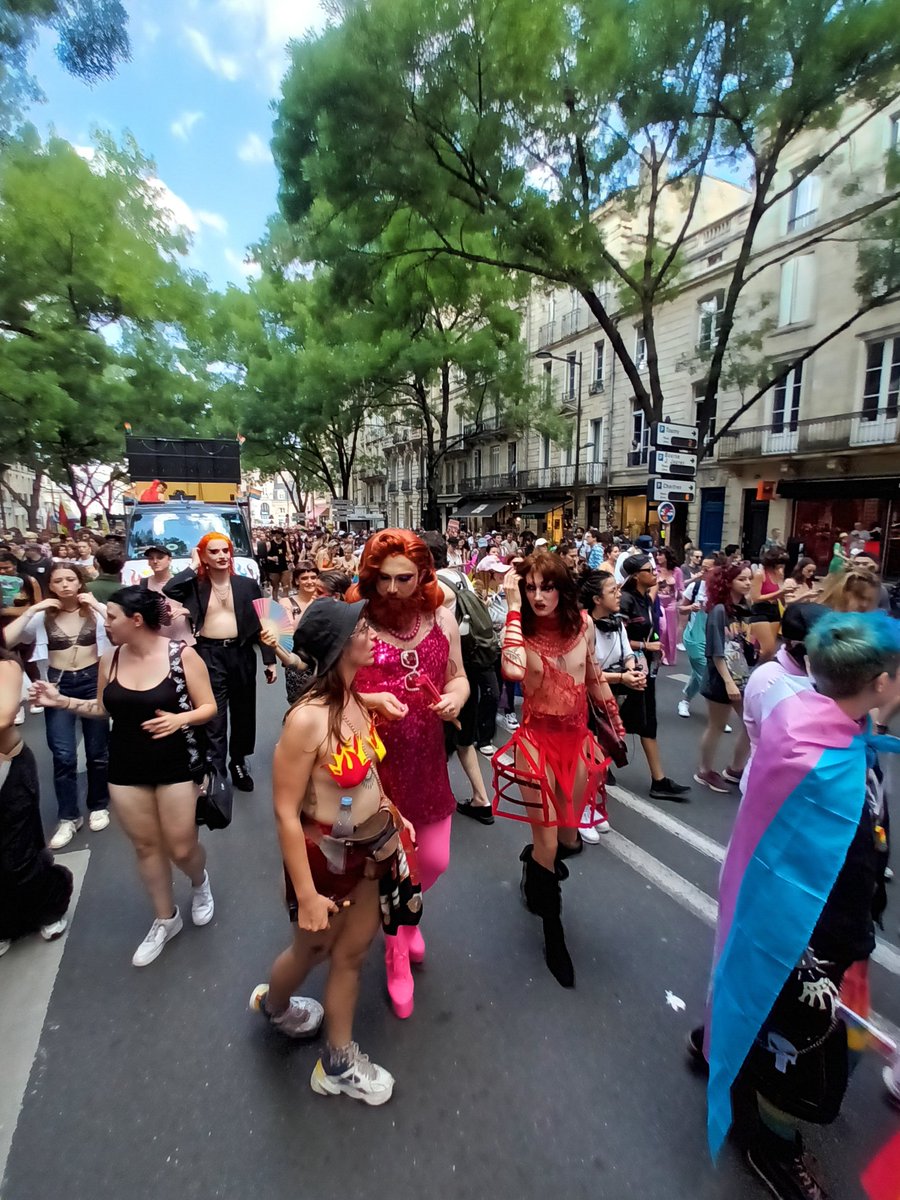 Marche des fiertés 2023 à Bordeaux : le chic cours Clemenceau prend des couleurs, le défilé s'étend de la place Gambetta  jusqu'au Jardin public. Au moins.