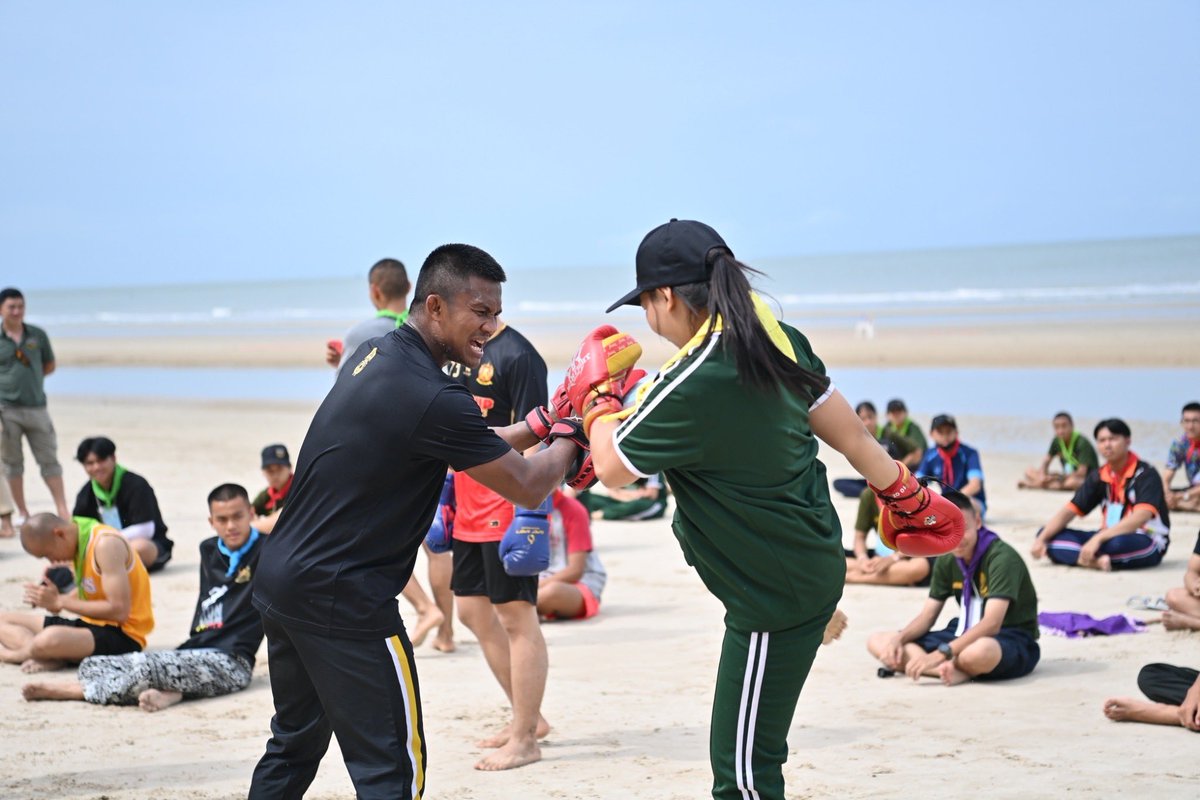 SMART_RTA's tweet image. พี่บัวขาว ขวัญใจวัยรุ่น เยาวชนค่าย New Gen เป็น.อยู่.คือ. 

ครูบัวขาว เป็นวิทยากรด้านสมรรถนะร่างกายและวิทยาศาสตร์การกีฬา ผ่านกิจกรรมมวยไทย Soft power รวมถึงการแชร์ประสบการณ์จากชีวิตจริงในการน้อมนำแนวคิดเศรษฐกิจพอเพียงไปใช้ในการดำรงชีวิต 

#NEWGENเป็นอยู่คือ
#SMARTcamp