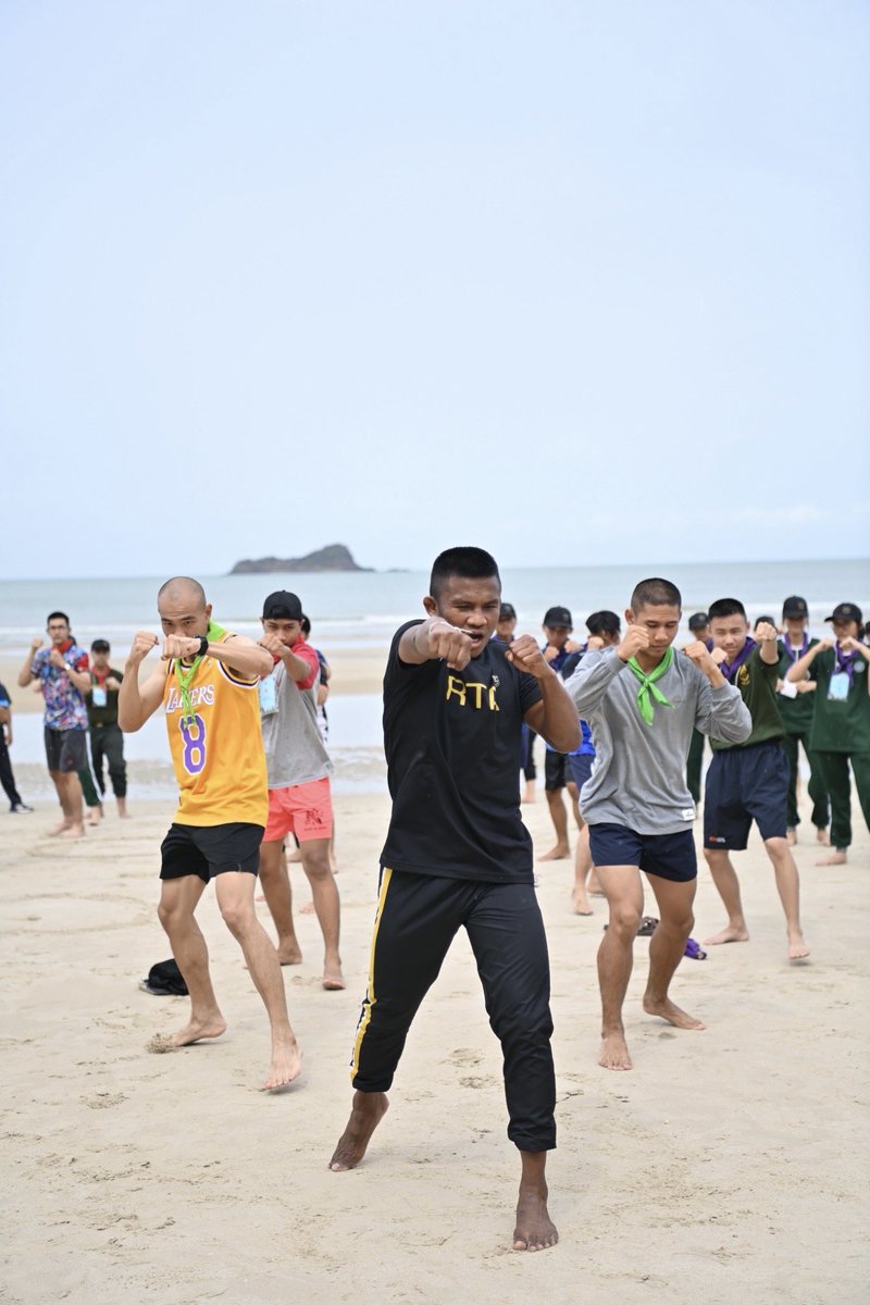 SMART_RTA's tweet image. พี่บัวขาว ขวัญใจวัยรุ่น เยาวชนค่าย New Gen เป็น.อยู่.คือ. 

ครูบัวขาว เป็นวิทยากรด้านสมรรถนะร่างกายและวิทยาศาสตร์การกีฬา ผ่านกิจกรรมมวยไทย Soft power รวมถึงการแชร์ประสบการณ์จากชีวิตจริงในการน้อมนำแนวคิดเศรษฐกิจพอเพียงไปใช้ในการดำรงชีวิต 

#NEWGENเป็นอยู่คือ
#SMARTcamp