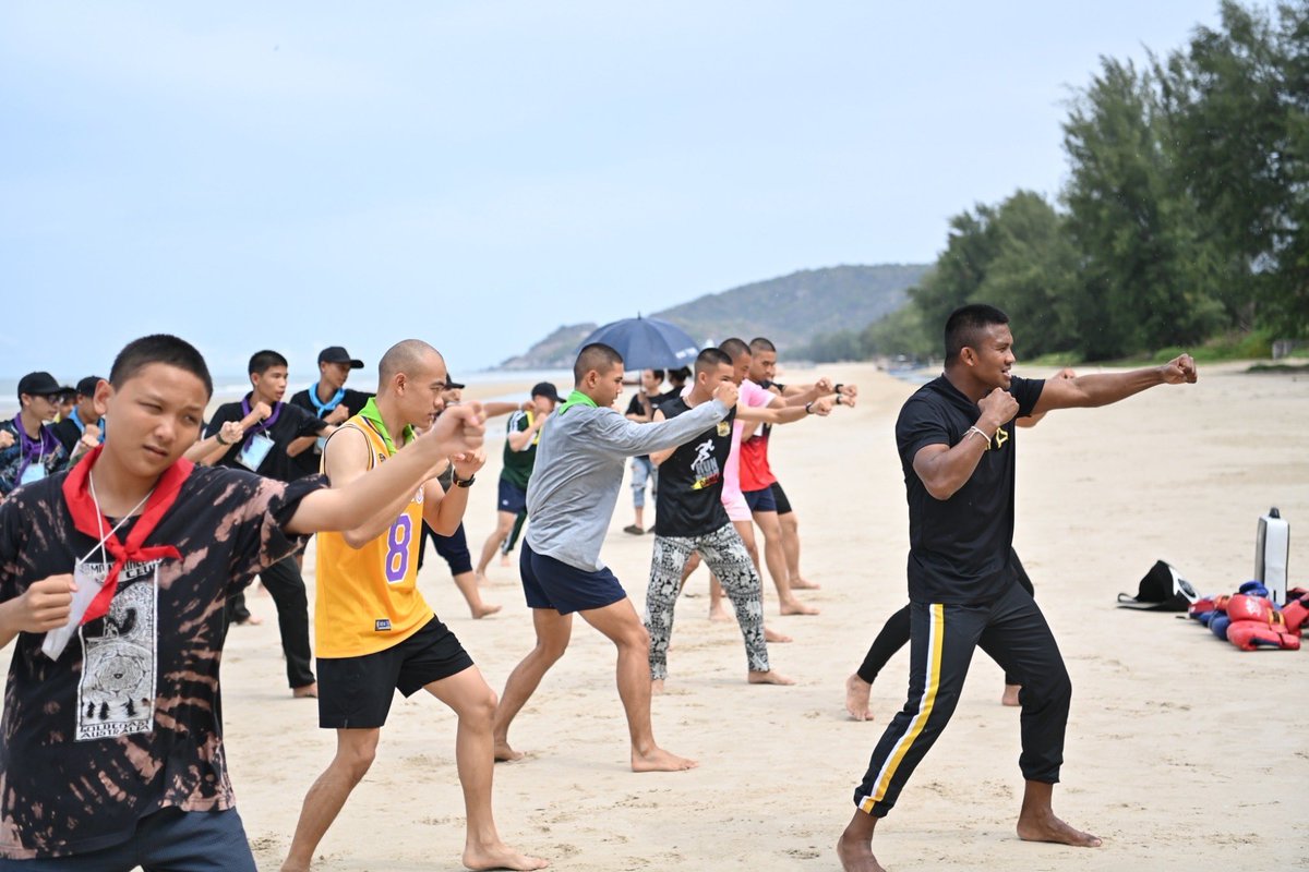 SMART_RTA's tweet image. พี่บัวขาว ขวัญใจวัยรุ่น เยาวชนค่าย New Gen เป็น.อยู่.คือ. 

ครูบัวขาว เป็นวิทยากรด้านสมรรถนะร่างกายและวิทยาศาสตร์การกีฬา ผ่านกิจกรรมมวยไทย Soft power รวมถึงการแชร์ประสบการณ์จากชีวิตจริงในการน้อมนำแนวคิดเศรษฐกิจพอเพียงไปใช้ในการดำรงชีวิต 

#NEWGENเป็นอยู่คือ
#SMARTcamp