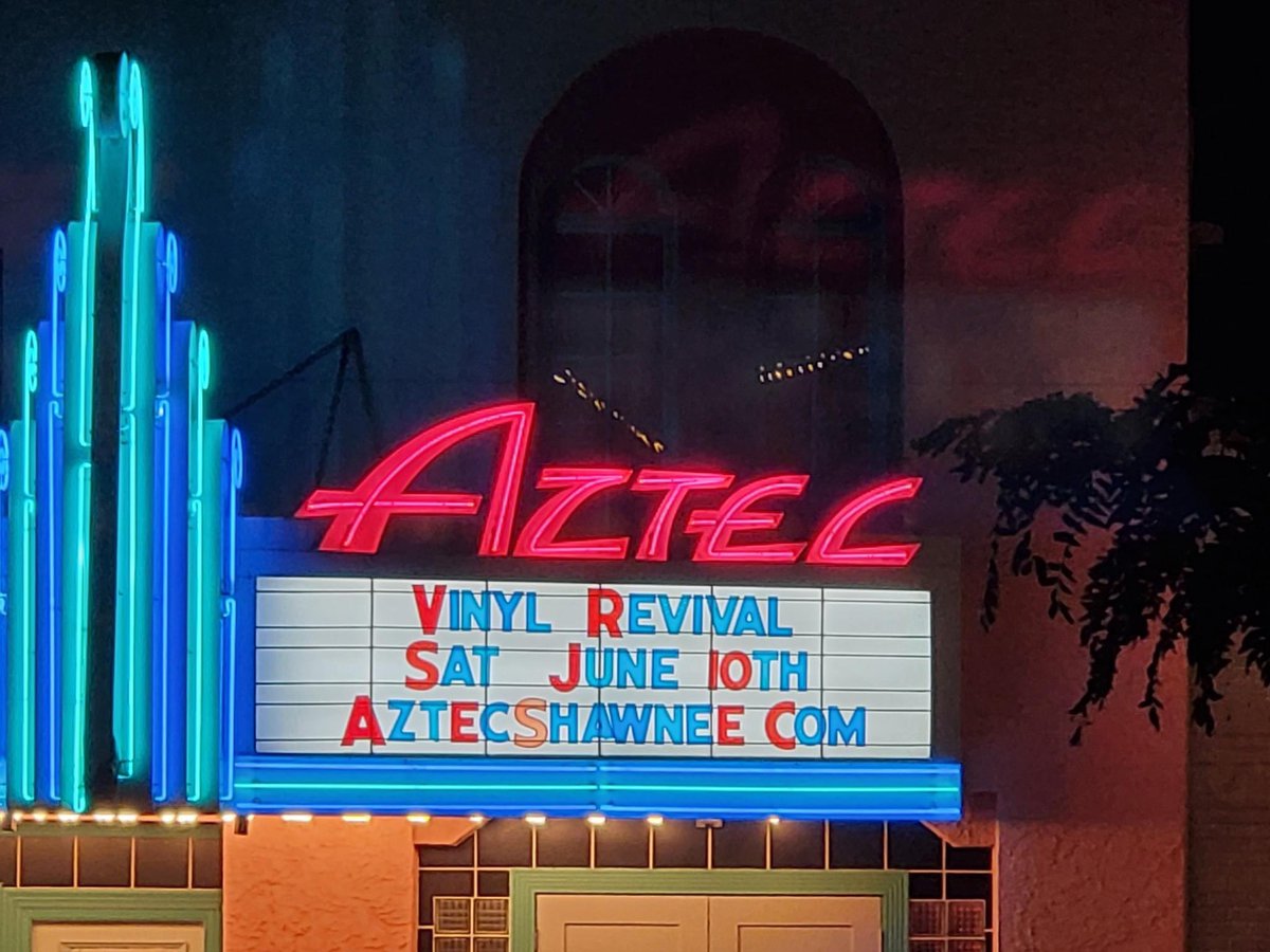 June is in full swing and we are ready to ROCK! Join us TONITE, June 10 for Vinyl Revival #LIVE
Doors 6pm 🎶 Concert 7pm
🎟️ eventbrite.com/e/500941007037
VINTAGE SOAKED RADIO ROCK
#SupportLocalMusic
Aztec Shawnee Theater has a full bar & concessions 🥃🍺🥤🍫🍿
#playlocal #shawneeks