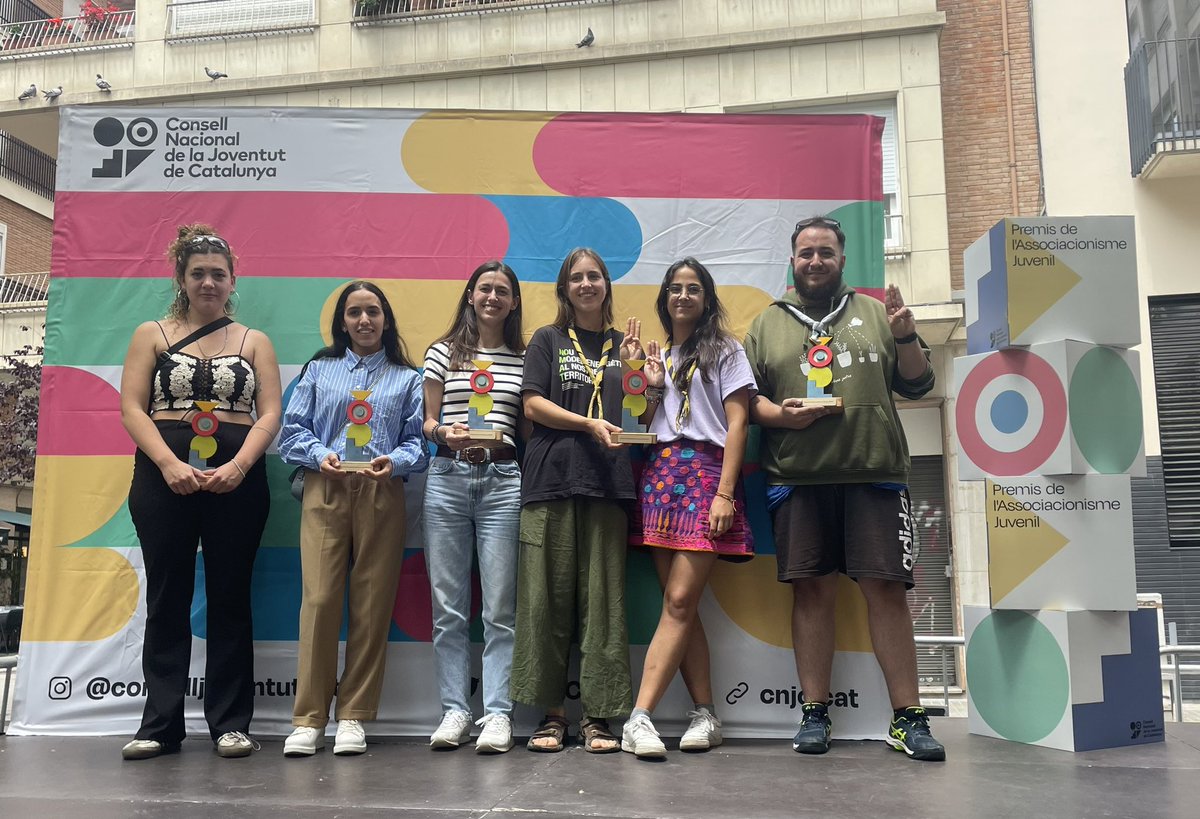 EscoltesiGuies's tweet photo. [CNJC🎉] Avui s’ha celebrat l’entrega de premis de l’Associacionisme Juvenil del @CNJCat. 
Volem felicitar a @RocaGuillera i a @AEiGElsVandals pel premi, i a tots els projectes presentats. Fem xarxa amb el nostre entorn i eduquem per la transformació social! 
#AixòÉsMEG🧡💚 https://t.co/H4DrPHAD66