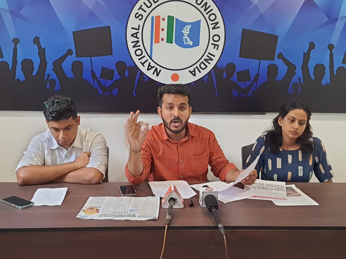 NSUIGoa's tweet photo. NSUI Goa held a PC and alleged Modi Govt for interfering in Education System of India by changing the syllabus and saffronising it by RSS ideology by including Savarkar’s Chapter before Mahatma Gandhi and by deleting Chapters on Democracy in Textbooks. 
https://t.co/T805E13m1N https://t.co/TArzUl7yRm