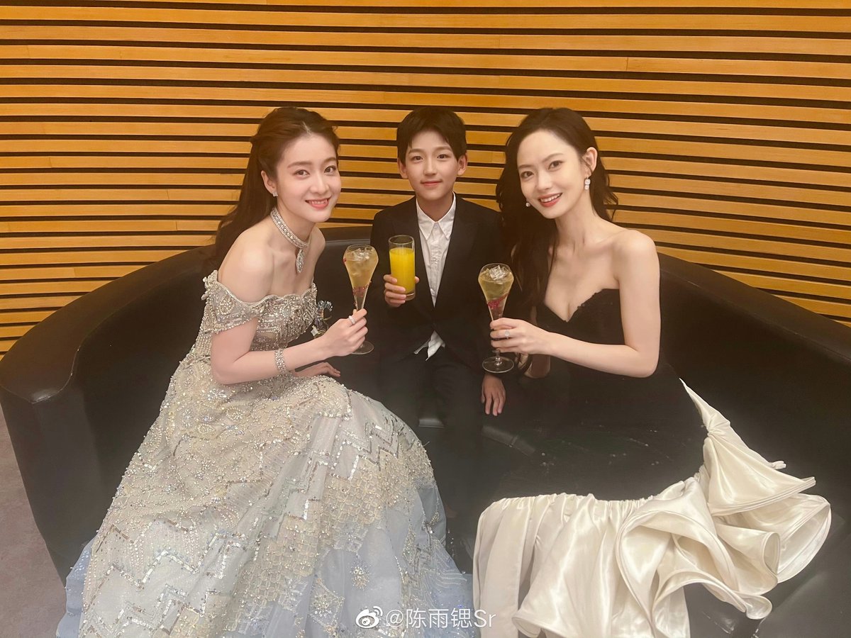 #ChenYusi shares photos from backstage at 2023 Weibo Movie Night with Wang Yuwen, Deng Enxi, Zhang Xueying and more