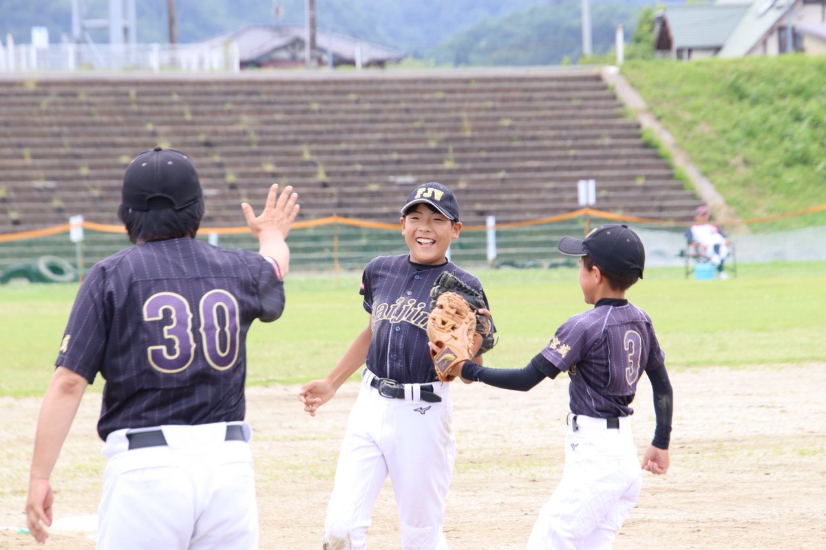 FRaijins's tweet photo. 2023.6.10
ジャンボ大会5回戦⚾
相手は南三陸野球クラブさん。

互角の戦いが続き、0ー0で迎えた最終回。
抽選も頭を過ぎった最後の攻撃で打線覚醒👁️👁️
ここでの2点は大きすぎる🥹
そのまま守りきり見事2年連続のベスト８✨

次は6月17日、鹿島台ロイヤルファイターズさんと利府球場で準々決勝です💪 https://t.co/nCtJIEDRAk