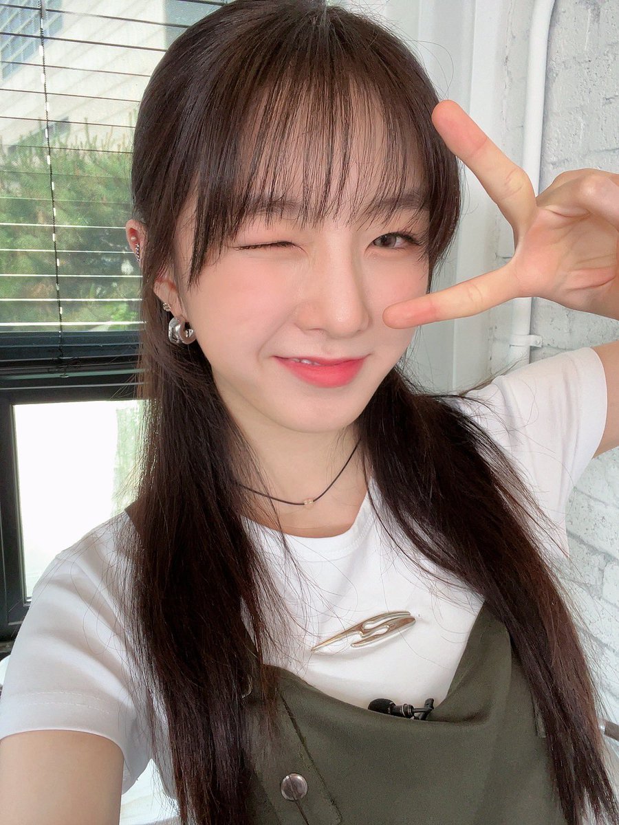 CUBE_LIGHTSUM's tweet photo. [#주현] 깜짝 공개한! 마지막 썸팩토리~~ 
반지 잘 만들었죠오?! 😛💍
맨날 끼구 다니는 중이랍니다아!!! ❤️ https://t.co/vRQI1Jthjb