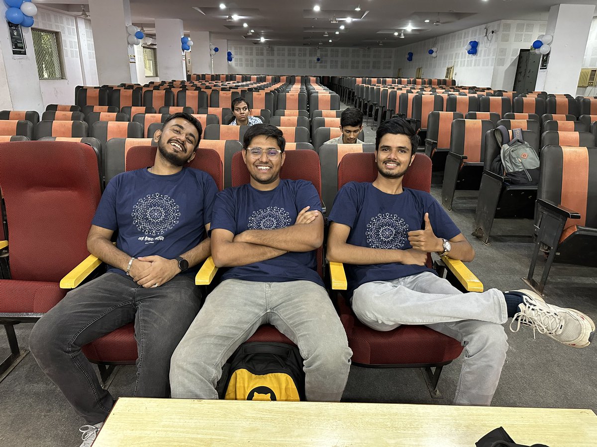 hackthisfall's tweet photo. Random post-meetup clicks at #HTFRaipur ๐ฅฐ
#HackThisFall #HTFMeetups โจ https://t.co/hjS0OIbrxV