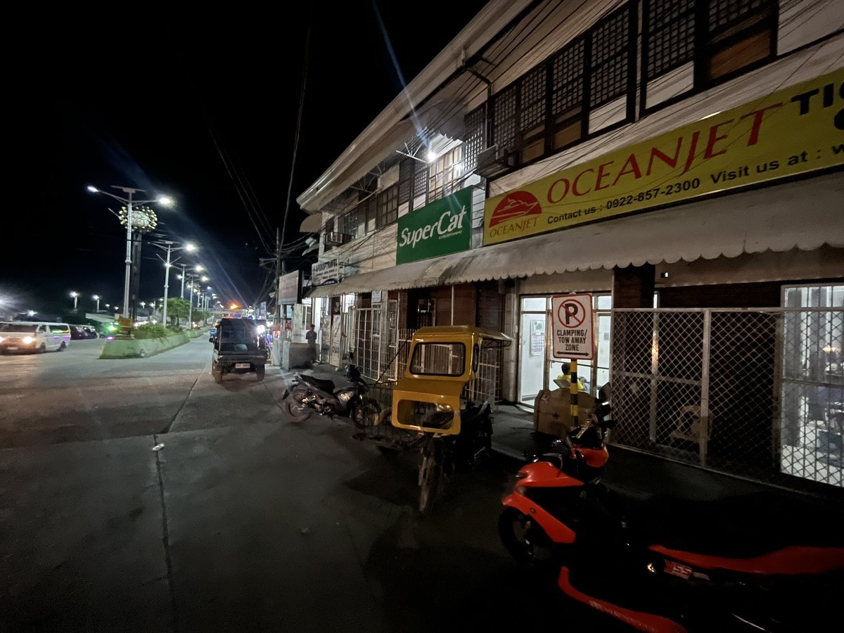 Pinoy_lol's tweet photo. 【ボホール島ちょい情報】
とりあえず、呟きます。
ボホール島を走る高速船
オーシャンジェットのタグビララン港
チケット売り場が移動してた。
写真の場所ね。ベリアン辺りのピンクの
点。
＃bohol ＃オーシャンジェット　
＃OceanJet https://t.co/3PObtOrcjJ