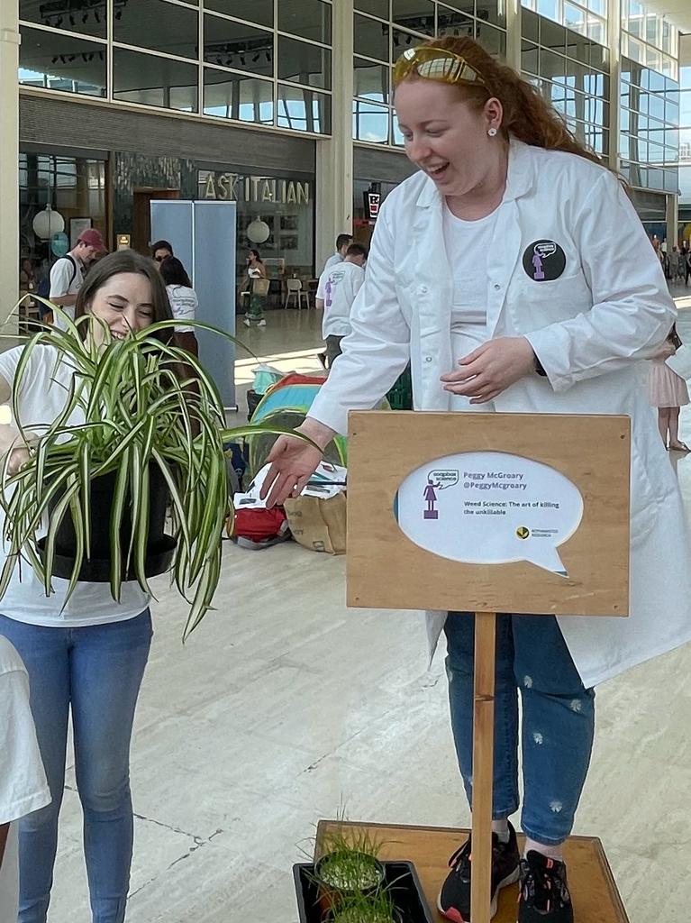 Our weed molecular biologist 👩‍🔬, @PeggyMcgroary from @Rothamsted, is talking about: The art of killing the unkillable 🌱 @centremk. @soapboxscience #WomenInSTEM.